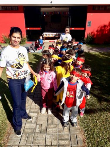 Alunos dos Cmeis Dona Mariquinha e Nosso Lar visitaram moradores na campanha de conscientização para a separação do lixo reciclável