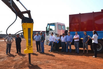 Martelete rompedor hidrulico ser utilizado para trabalhar as pedras usadas no calamentos de estradas rurais 