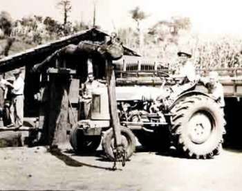 Foto mostra um dos primeiros tratores de Ubirat, no ano de 1956