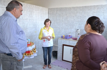 A coordenadora mostrou ao prefeito a sala que foi adaptada que para a implantao de mais um berrio na instituio