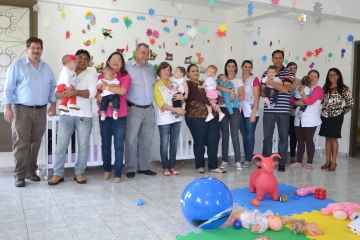 A comitiva da Administrao Municipal foi recepcionada pelos professores e funcionrios da instituio de educao infantil