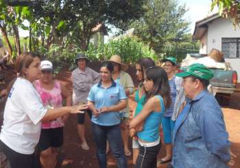 A enfermeira Alexandre Urnau explica a uma das equipes na Vila Rural Verdes Campos como identificar possveis criadouros do aedes aegypti