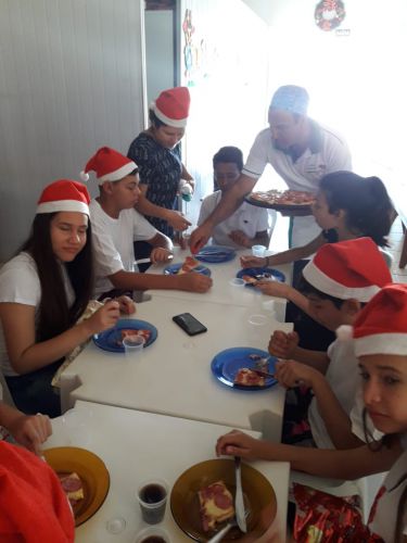 Crianças atendidas no SOS Cicero Nuto Figueiredo e Curumim Yolanda receberam um presente muito especial