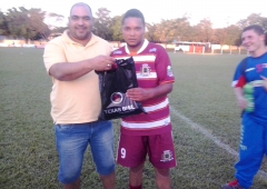 Atleta Thiaguinho, alm de marcar um gol, foi eleito e premiado como melhor jogador em campo