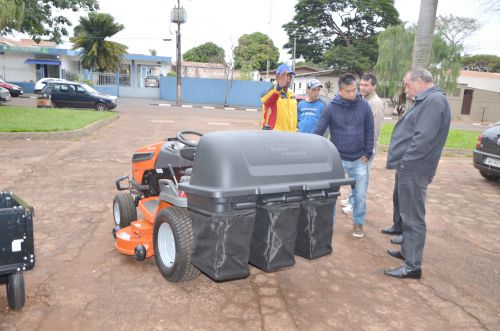 Município adquire trator cortador de grama