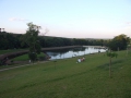 As famlias se renem em volta do lago