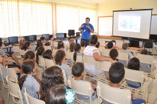 Alunos da Escola Municipal Lucinéia Braciforte participam de palestra sobre a importância da água