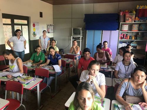 Alunos da Rede Municipal de Ensino recebem livros didáticos e professores e gestores formação sobre material a ser trabalhado durante o ano letivo de 2018