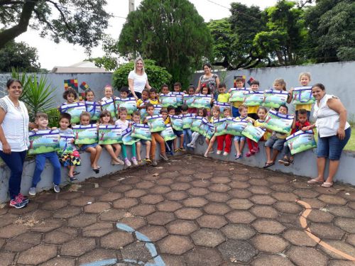 Alunos da Rede Municipal de Ensino recebem livros didáticos e professores e gestores formação sobre material a ser trabalhado durante o ano letivo de 2018