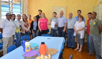 Comunidade escolar, representantes da construtora e chefe do ncleo regional de educao