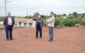 Prefeito Baco acompanhado dos secretrios de Servios Urbanos/Pavimentao e de Gabinete foi in loco verificar as condies da via