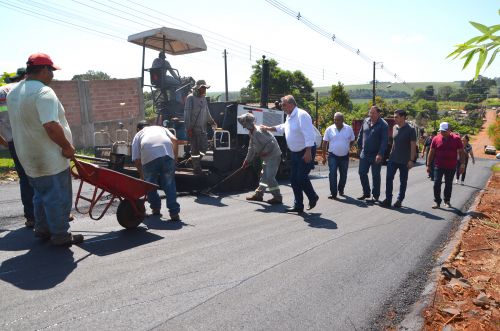 Pavimentação asfáltica na Vila Recife; prefeito e vereadores visitam as obras 