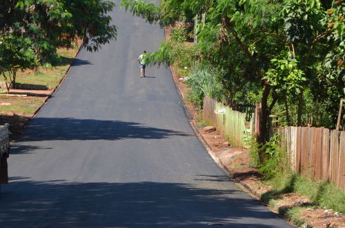 Pavimentação asfáltica na Vila Recife; prefeito e vereadores visitam as obras 