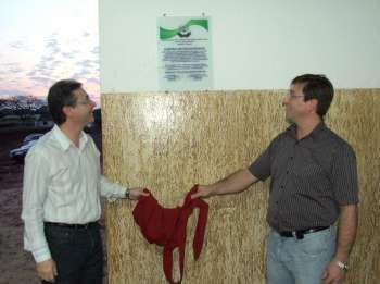 O vice-prefeito de Ubirat e o presidente da Apae local descerraram a placa inaugural do barraco destinado a equoterapia