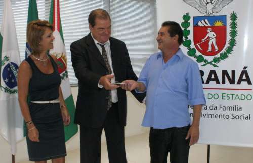 A secretria Fernanda Richa e o deputado Cato Quintana durante entrega de veculo para o presidente da Adefiu, o vereador Joo Laurindo