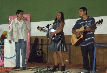 Os estudantes mostraram seus dons artsticos no palco