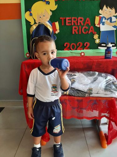 Prefeitura entrega uniformes para alunos da Rede Municipal de Ensino!